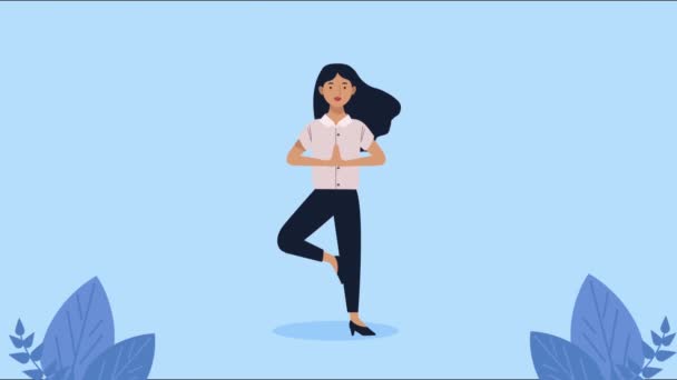 Empresaria practicando yoga posición animación — Vídeo de stock