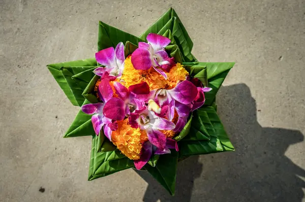 Muz yaprakları ve gövdeleri yapılmış Krathong