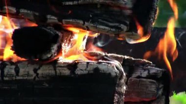 Barbekü için hazırlanıyor ateş