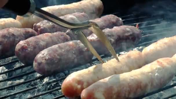 Preparing the barbecue — Stock Video