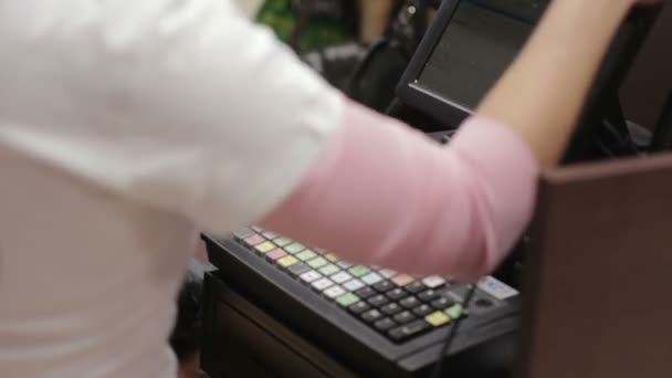 Caixa registadora na loja de roupas. pagamento — Vídeo de Stock