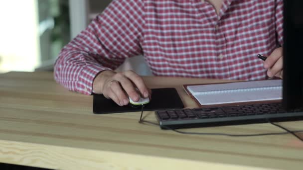 Hombre trabajando con un ratón de ordenador en la mesa — Vídeos de Stock