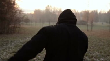 puslu sabah egzersiz kılıyor. ağır çekim