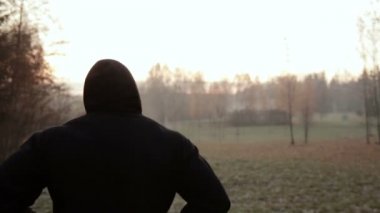 puslu sabah egzersiz kılıyor. ağır çekim