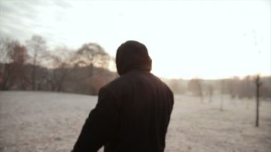 puslu sabah egzersiz kılıyor. ağır çekim