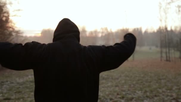 Człowiek czyni trening w mgliste rano. zwolnionym tempie — Wideo stockowe