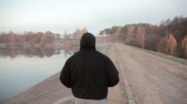 Sahil koşan adam. ağır çekim