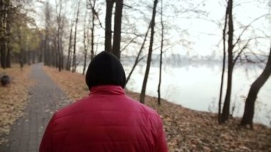 bir sokak yürüyen adam. Arkadan görüntülemek.