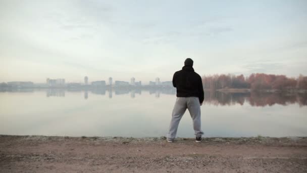 Der Mensch macht Workout in der Nähe des Ufers. Zeitlupe — Stockvideo