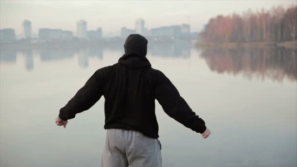 Der Mensch macht Workout in der Nähe des Ufers. Zeitlupe — Stockvideo