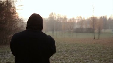 puslu sabah egzersiz kılıyor. ağır çekim