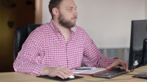 Homme vérifié avec un journal intime à l'ordinateur — Video