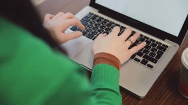 Kafede dizüstü bilgisayar üzerinde çalışan eller