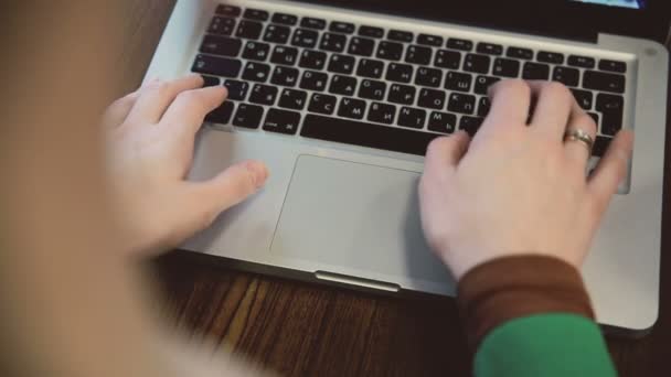 Mãos femininas trabalhando no laptop no café — Vídeo de Stock