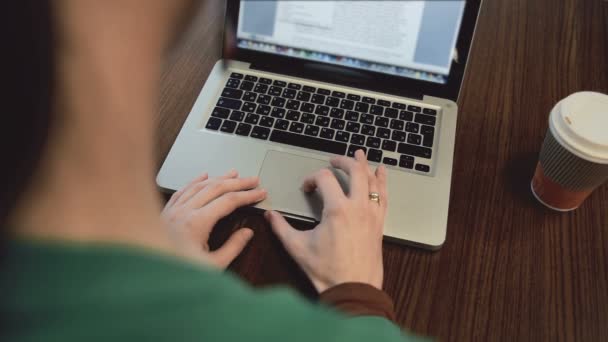 Γυναικεία χέρια που εργάζονται στο lap-top στο καφέ — Αρχείο Βίντεο
