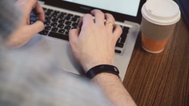 Erkek el laptop kafede çalışma