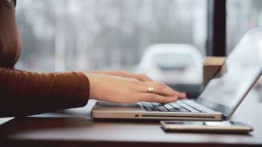 Kafede dizüstü bilgisayar üzerinde çalışan iş kadını. statik