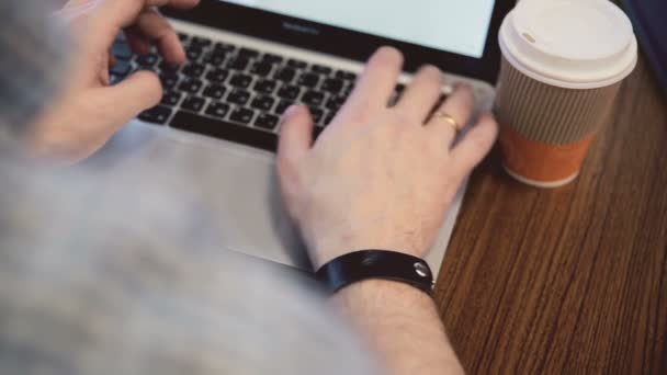 Male hands working on laptop in cafe — Stock Video