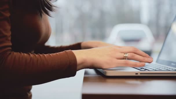 Žena přijde, otevře notebook a začne pracovat — Stock video