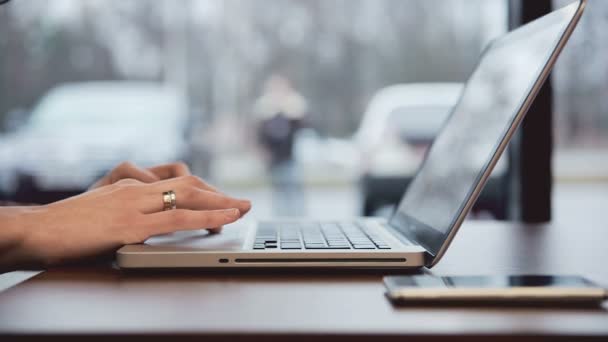 Femme d'affaires travaillant sur un ordinateur portable dans un café. statique — Video