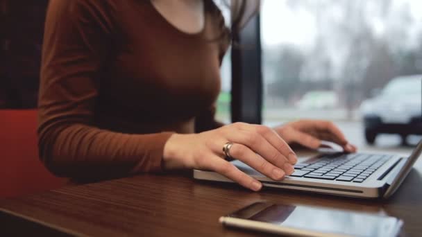 Mãos de mulher trabalhando no laptop no controle deslizante de café direito — Vídeo de Stock