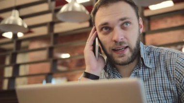 adam laptop ve telefon kullanır