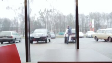 Kadın geliyor, laptop açar ve çalışmaya başlar