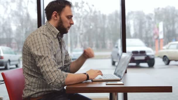 Man aan het werk op laptop in café. statische — Stockvideo