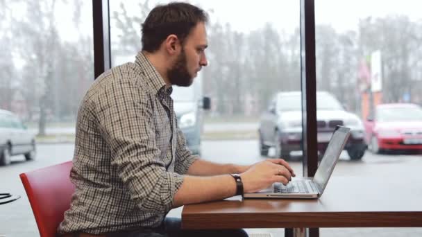 카페에서 노트북에서 일 하는 남자. 정적 — 비디오