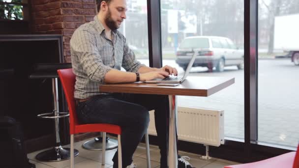 Mãos masculinas trabalhando no laptop no café — Vídeo de Stock