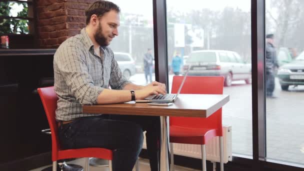 Mani maschili che lavorano su computer portatile in caffè — Video Stock