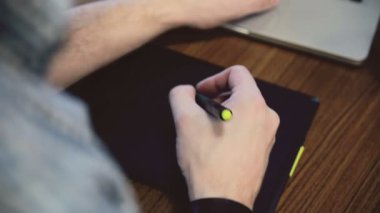 Grafik tablet üzerinde çalışan adam eller.