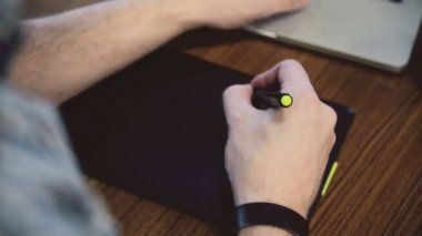 Grafik tablet üzerinde çalışan adam eller.