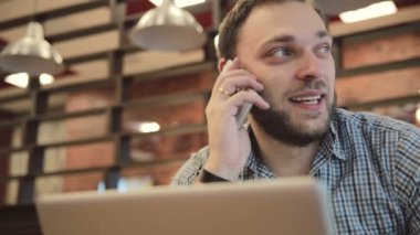 adam laptop ve telefon kullanır