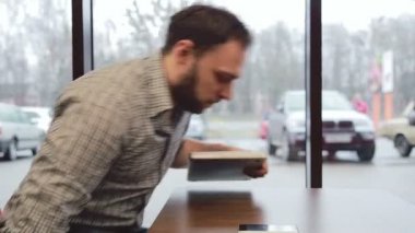 Adam gelir, laptop açar ve çalışmaya başlar
