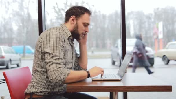 Man aan het werk op laptop in café. statische — Stockvideo