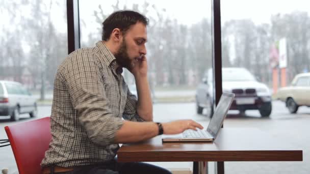 Man aan het werk op laptop in café. statische — Stockvideo