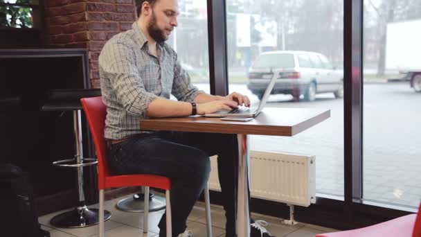 Manos masculinas trabajando en el ordenador portátil en la cafetería — Vídeos de Stock