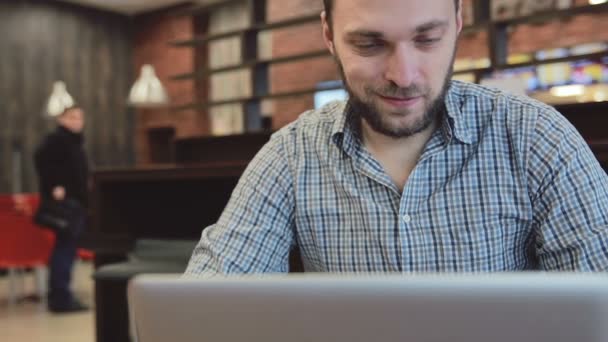 Man aan het werk op laptop in café. statische — Stockvideo