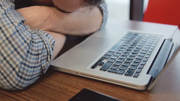 Boos man die hoofd op zijn handen in de buurt van de laptop — Stockvideo