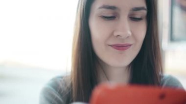 Kafede tablet kullanan kadın