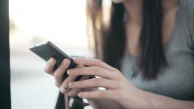 Kafede Smartphone kullanan güzel kadın.