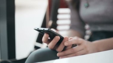 Kafede Smartphone kullanan güzel kadın.