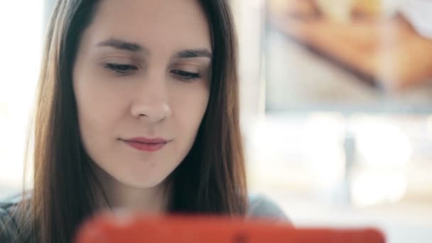 Mujer usando tableta en la cafetería — Vídeo de stock