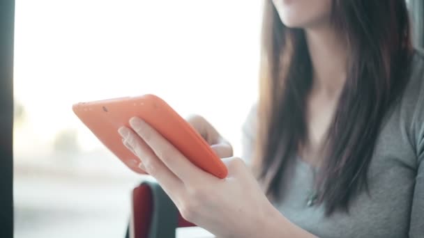 Mujer usando tableta en la cafetería — Vídeos de Stock