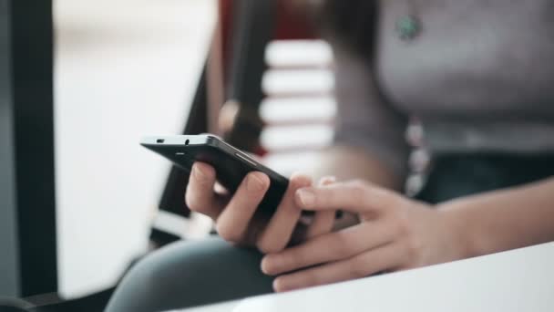 Hermosa mujer usando teléfono inteligente en la cafetería . — Vídeo de stock