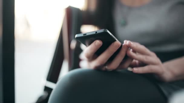 Hermosa mujer usando teléfono inteligente en la cafetería . — Vídeos de Stock