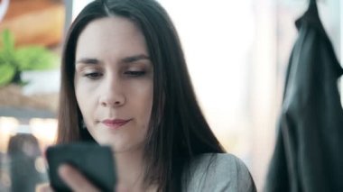 Kafede Smartphone kullanan güzel kadın.