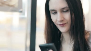 Kafede Smartphone kullanan güzel kadın.