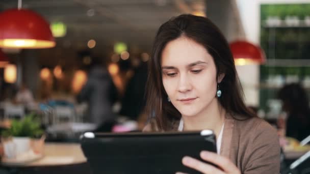 Mujer usando tableta en la cafetería — Vídeos de Stock